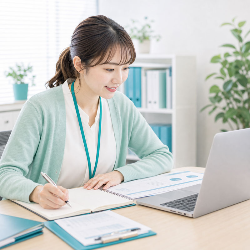 研修資料を見ながら勉強している様子
