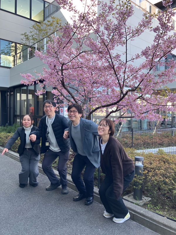 桜の前で4名が記念写真