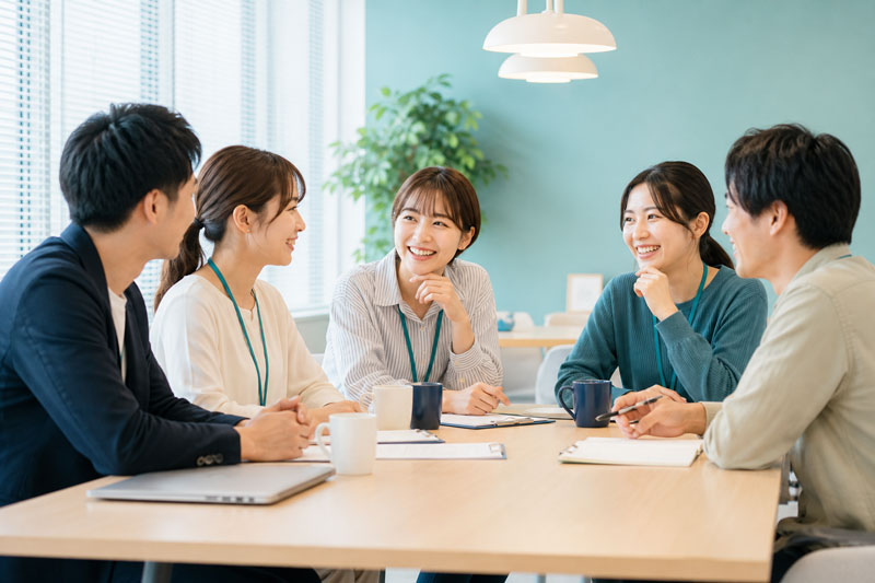 職員同士が明るく相談している様子